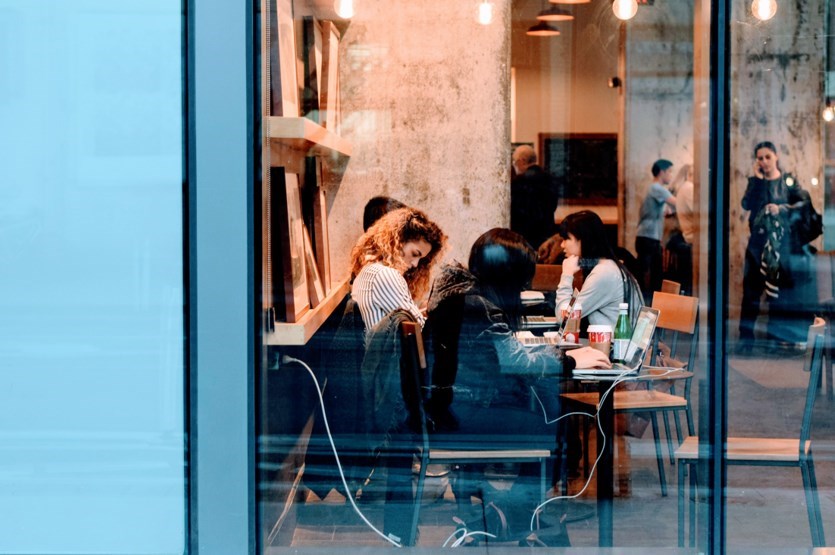 英会話カフェ（カフェ英会話）やろうか考えてる人必見！英会話スクールとの違い、良い点・悪い点などまとめてみました！