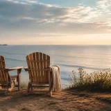 カリフォルニアの海を眺める二つの木製チェア