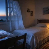 夕暮れの海が見える静かな部屋―ビーチ・ボーイズ「In My Room」のイメージ