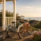 海辺の家に並ぶ二台の自転車―Wouldn't It Be Niceの未来への願い