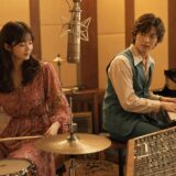 1970年代風の録音スタジオでドラムとピアノを演奏する男女デュオのイメージ