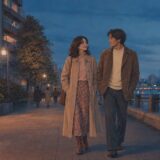 静かな夕暮れの街を見つめ合いながら歩く二人を描いた「見つめあう恋」のイメージ
