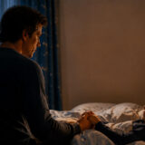 寝る前の子どもの手を握る父親を描いたジョン・レノン「Beautiful Boy」英語学習記事のイメージ