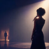 ステージで別れを歌う女性シンガー―I Will Always Love Youのイメージ