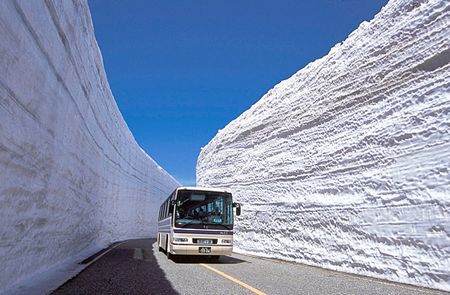 黒部渓谷のバス