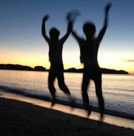 ブラジルの新年は海でジャンプする