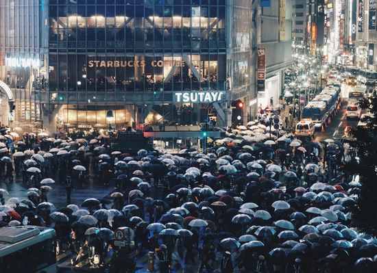 雨模様の渋谷スクランブル交差点