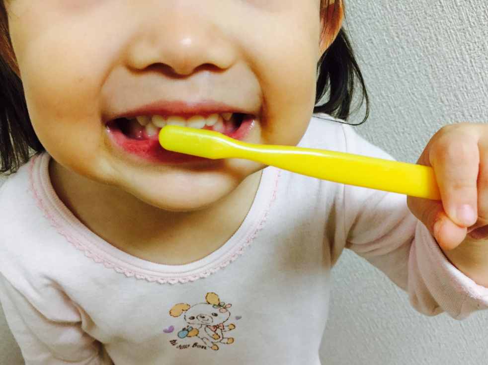 歯を磨く少女