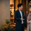 カフェの前で相手をデートに誘う男女