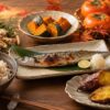 秋刀魚・栗ご飯・さつまいも・松茸・柿・梨が並ぶ日本の秋の食卓