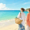 海水浴に出かけた大人の女性2人がビーチで英会話を楽しむイラスト