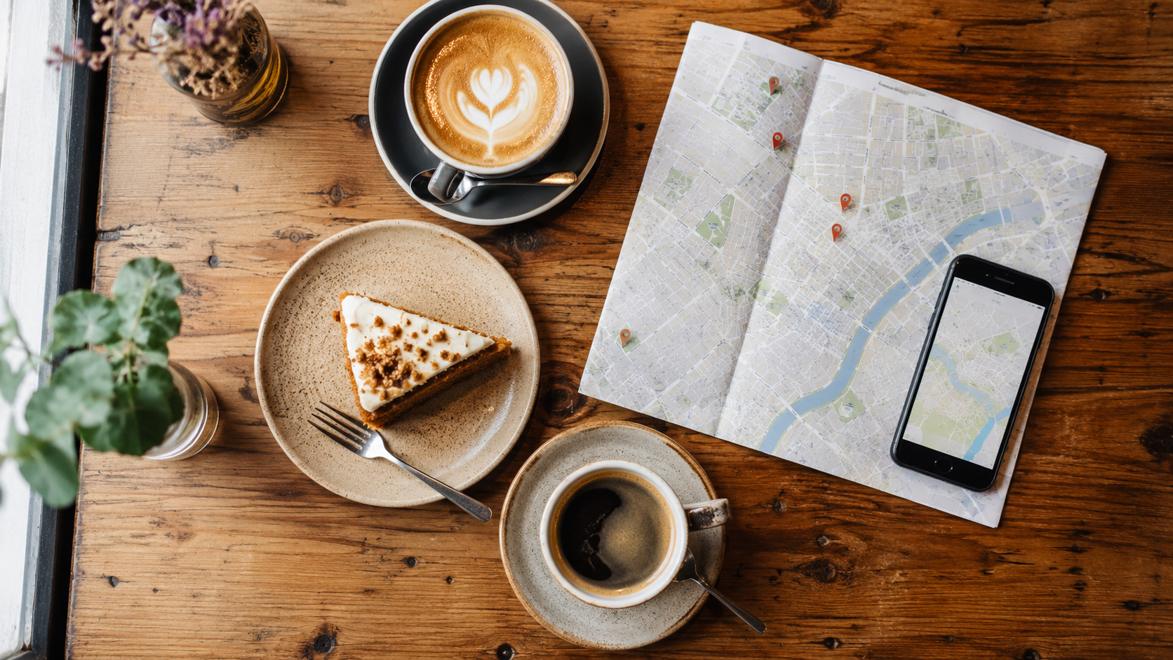 カフェ巡りをイメージしたコーヒーと地図