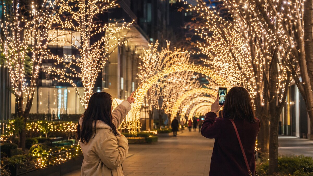 街のイルミネーションを見ながらChristmas lightsの写真を撮る女性たち