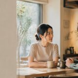 カフェで関係について穏やかに話し合う日本人カップル