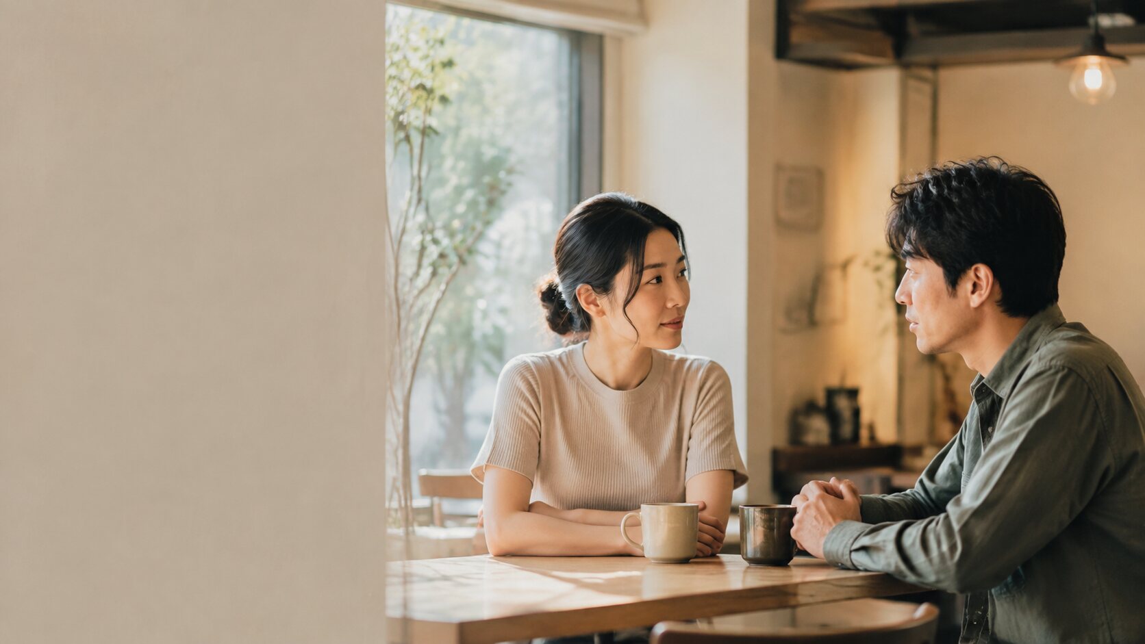 カフェで関係について穏やかに話し合う日本人カップル