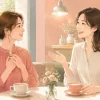 カフェで英語の「どういたしまして」を自然に返す女性たちのイラスト