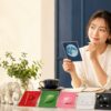 色を使った英語イディオムを学ぶ女性とカラーカード