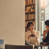 カフェで会話しながら互いに惹かれ始める男女
