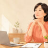 fulfillingな仕事を終えて充実感を得る女性のイラスト