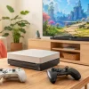 リビングに置かれた家庭用ゲーム機と2台のコントローラー