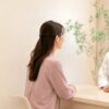 海外の婦人科で医師に相談する女性