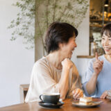 カフェで波長が合い会話が弾む日本人女性二人