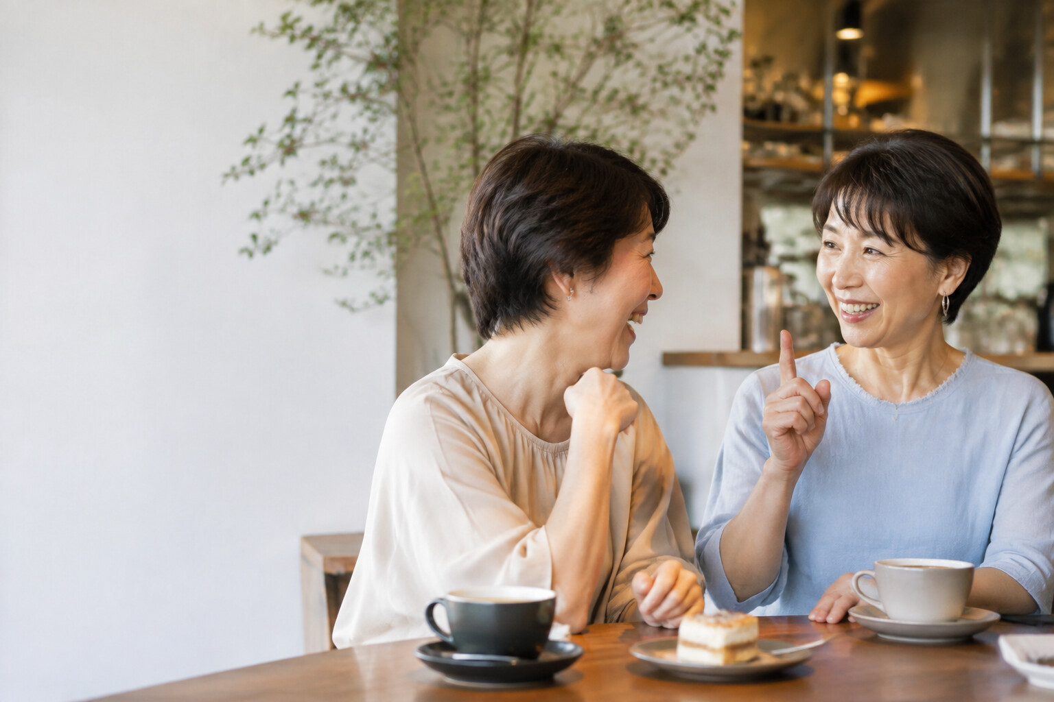 カフェで波長が合い会話が弾む日本人女性二人