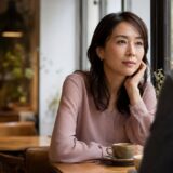 カフェで相手が真剣かを考える大人の日本人女性
