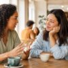 カフェで友人の話に共感しながら耳を傾ける女性