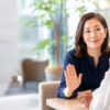 相手に穏やかに一線を示す日本人女性
