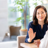 相手に穏やかに一線を示す日本人女性