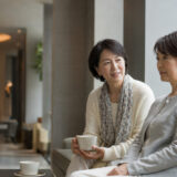 親しく話しかける女性に対して心を閉ざしている日本人女性