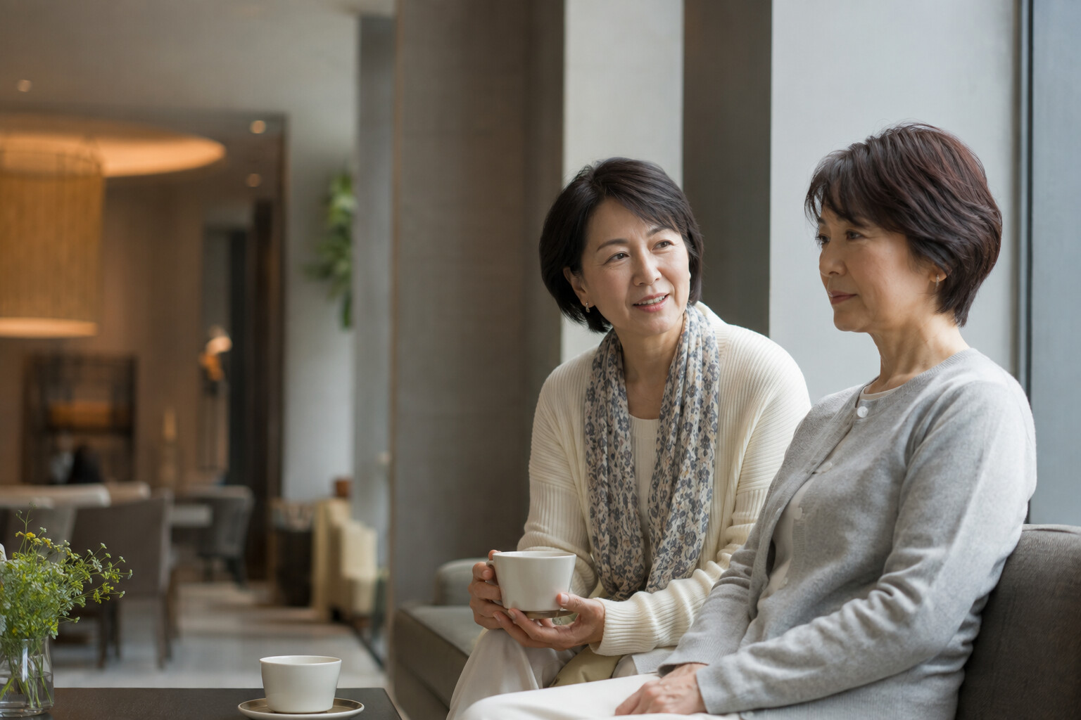 親しく話しかける女性に対して心を閉ざしている日本人女性
