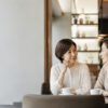 カフェで人生の価値観について語り合う日本人女性二人