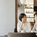 カフェで人生の価値観について語り合う日本人女性二人