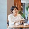 カフェで自然に会話する二人の女性