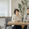 相手の表情を気にしながら慎重に話す日本人女性