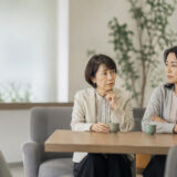 相手の表情を気にしながら慎重に話す日本人女性