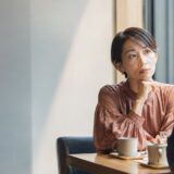曖昧な恋愛関係について相手と話す大人の日本人女性