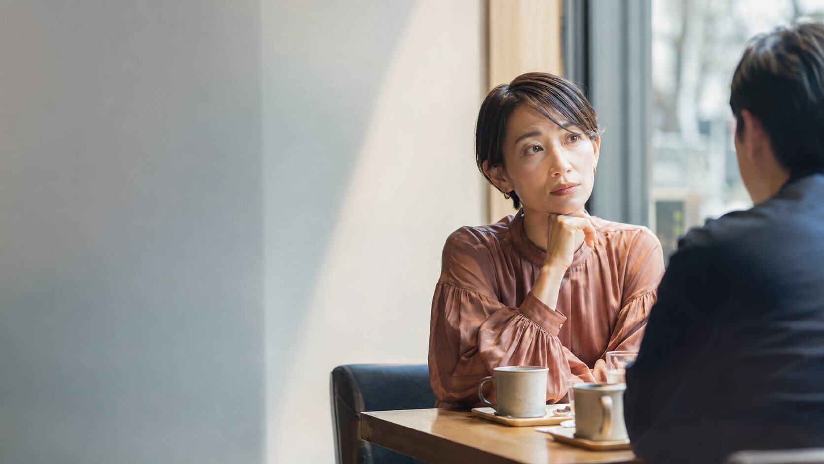 曖昧な恋愛関係について相手と話す大人の日本人女性