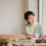 友人に水を差し出して気を遣う大人の日本人女性