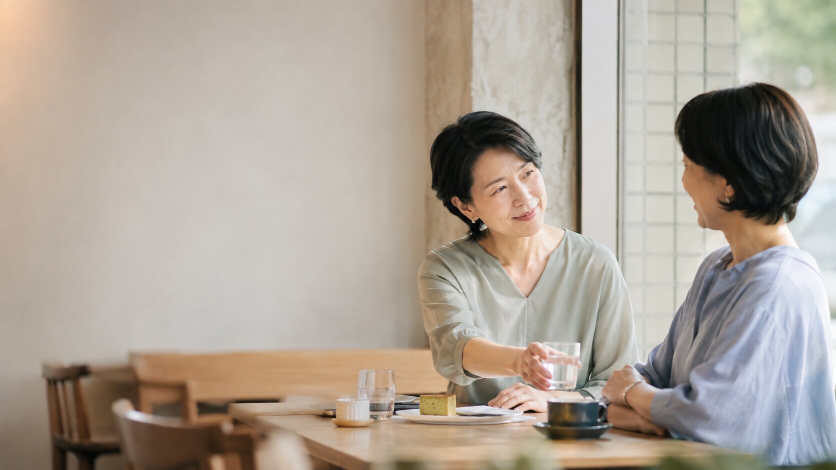 友人に水を差し出して気を遣う大人の日本人女性