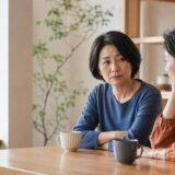 カフェで会話が気まずくなり戸惑う二人の女性