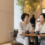 カフェで会話の空気を読みながら話題を変える日本人女性たち