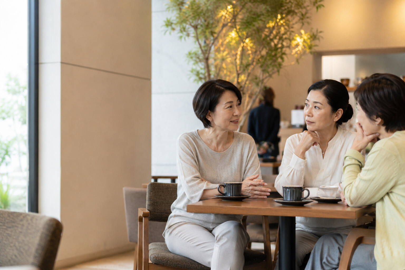 「空気を読む」は英語で？read the room・sense the moodの違い