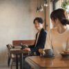 カフェで初めて目が合い一目惚れする男女
