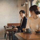 カフェで初めて目が合い一目惚れする男女