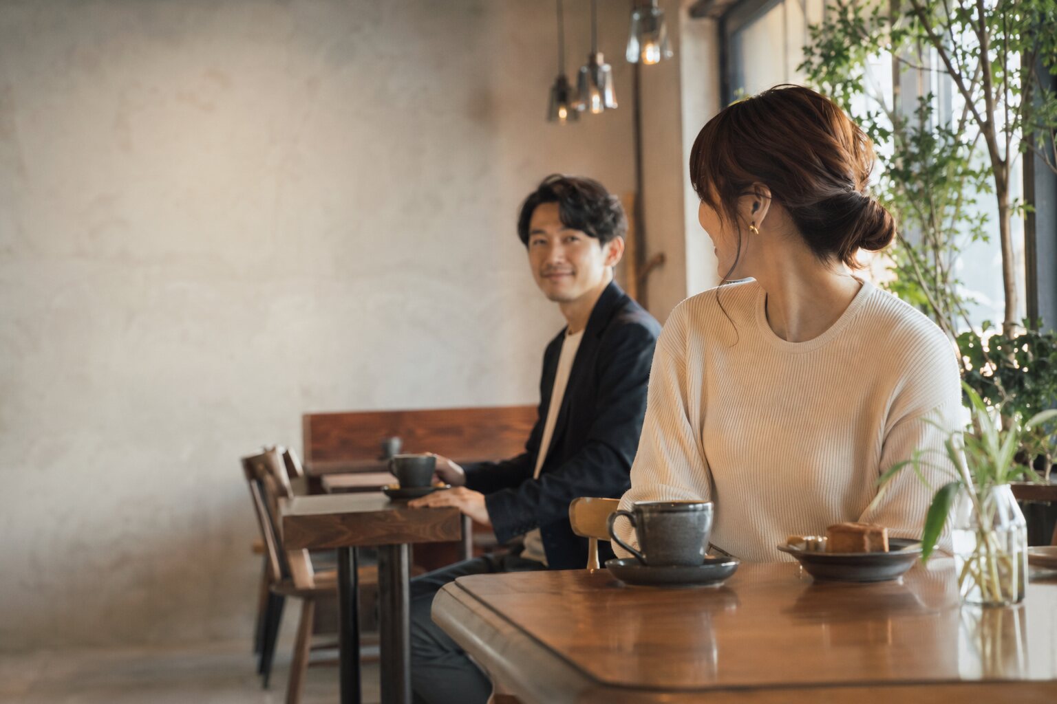 カフェで初めて目が合い一目惚れする男女