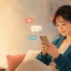 英語でメッセージをやり取りする女性のイラスト