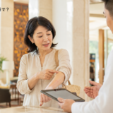 海外旅行中に虫刺されをホテルスタッフへ相談する女性。「虫刺され」は英語で?